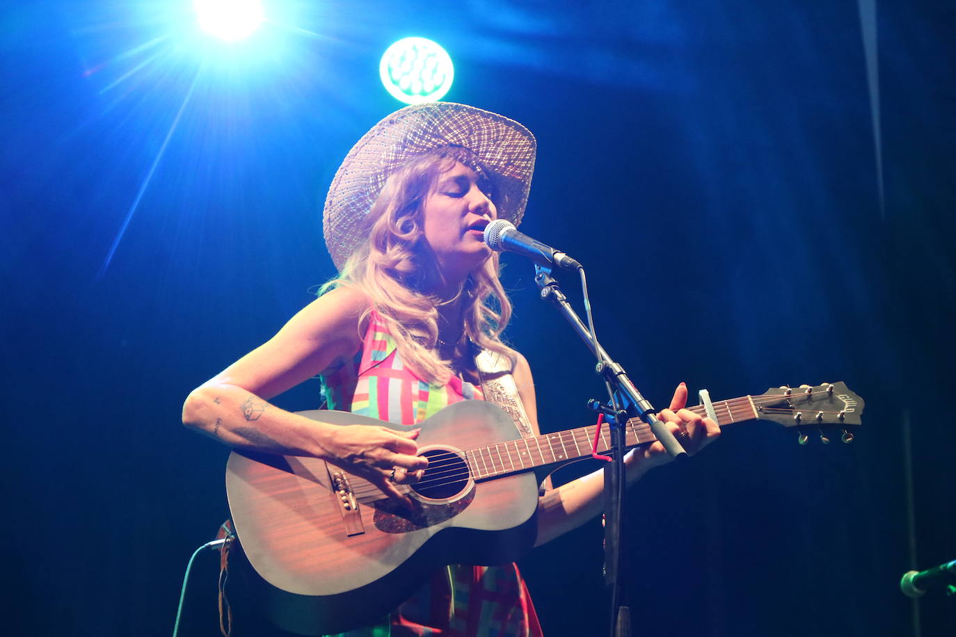 Nikki Lane derrocha talento country en León