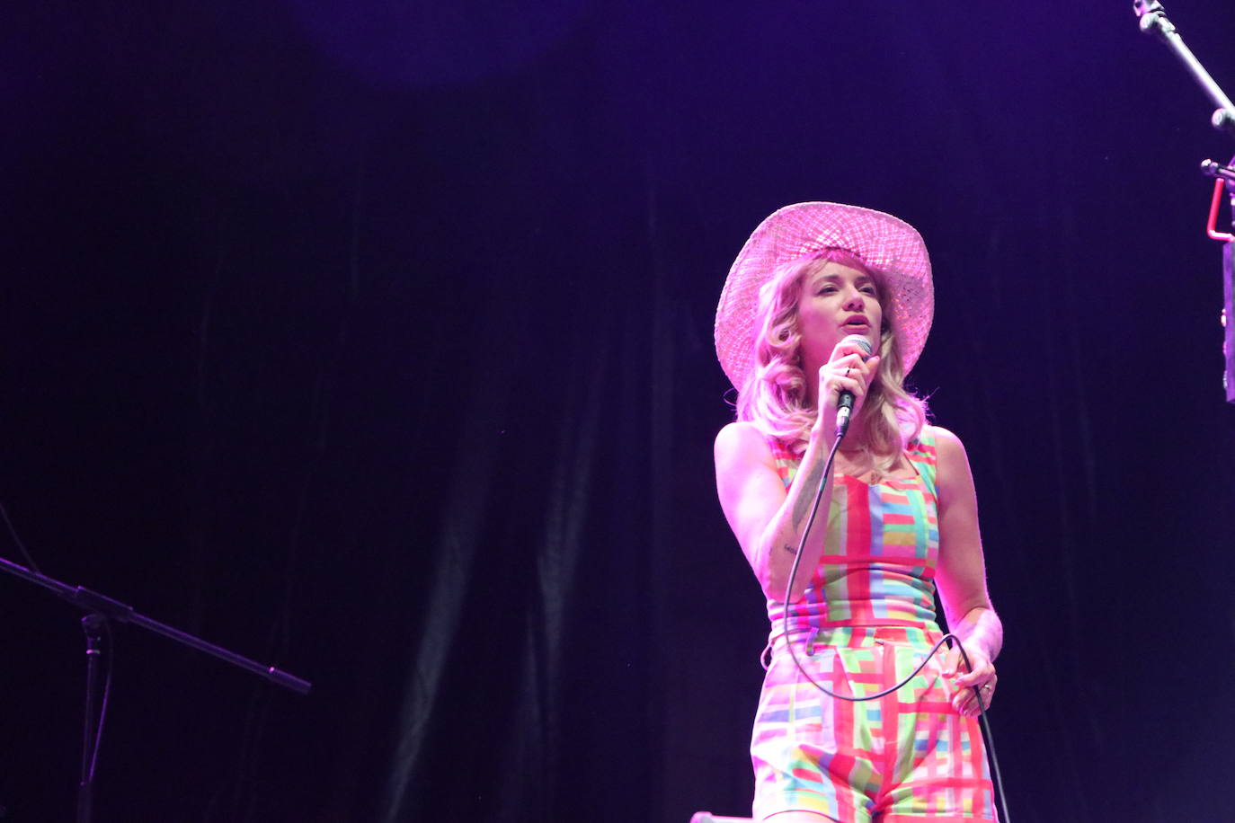 Nikki Lane derrocha talento country en León