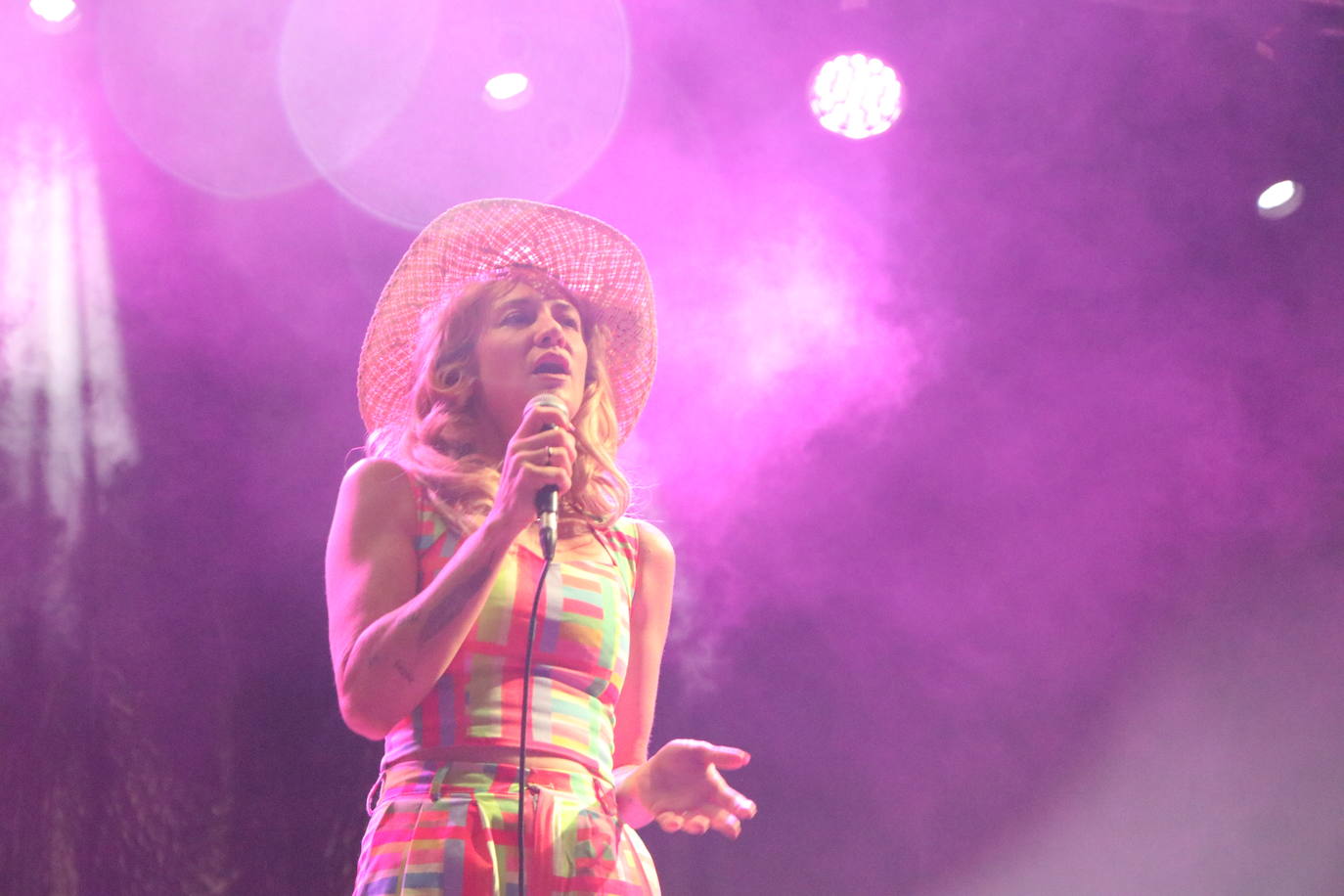 Nikki Lane derrocha talento country en León