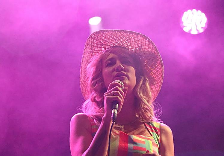 Imagen principal - Nikki Lane en su concierto en la plaza Mayor de León.