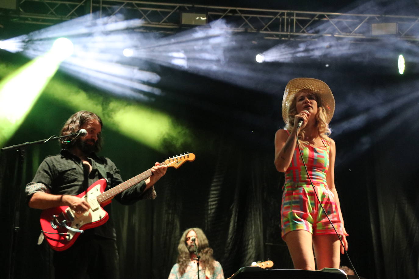 Nikki Lane derrocha talento country en León