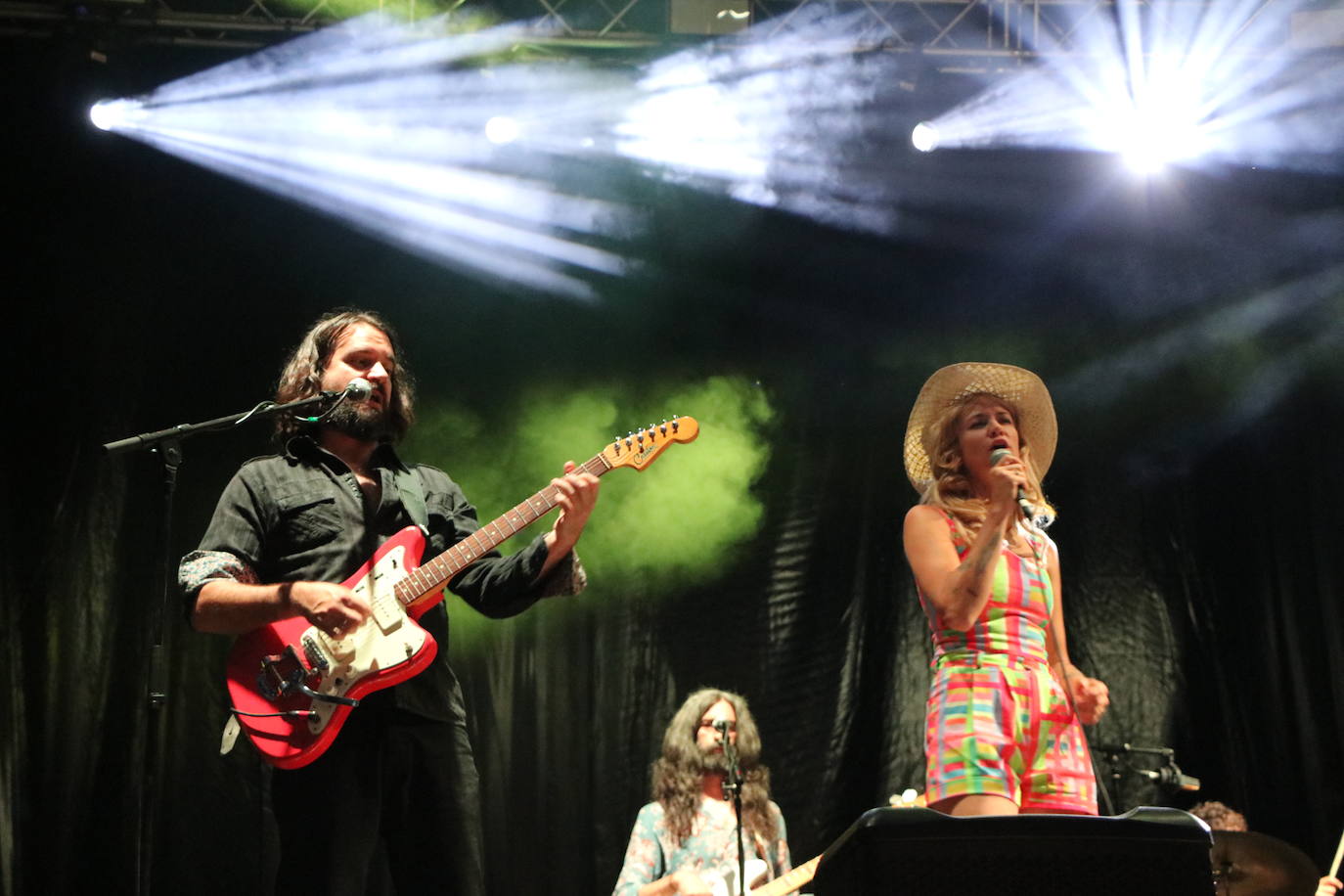 Nikki Lane derrocha talento country en León