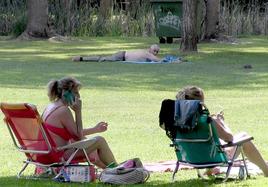 Leoneses el pasado verano en la Candamia durante una ola de calor.