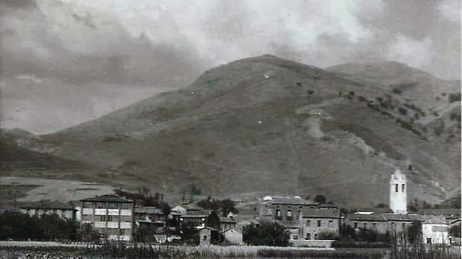 Imagen antes - Hace unos 100 años la vista de Peñacorada era la de la fotografía en blanco y negro. En la actualidad un gran bosque de coníferas ha cubierto las peladas y agrestes laderas de la peña, protegiendo a Cistierna de argallos e inundaciones. Algunas prácticas poco responsables en las cuales nuestras autoridades concejiles y provinciales tienen una máxima y grave responsabilidad nos trasladarán de nuevo el día menos pensado al escenario de la fotografía en blanco y negro.