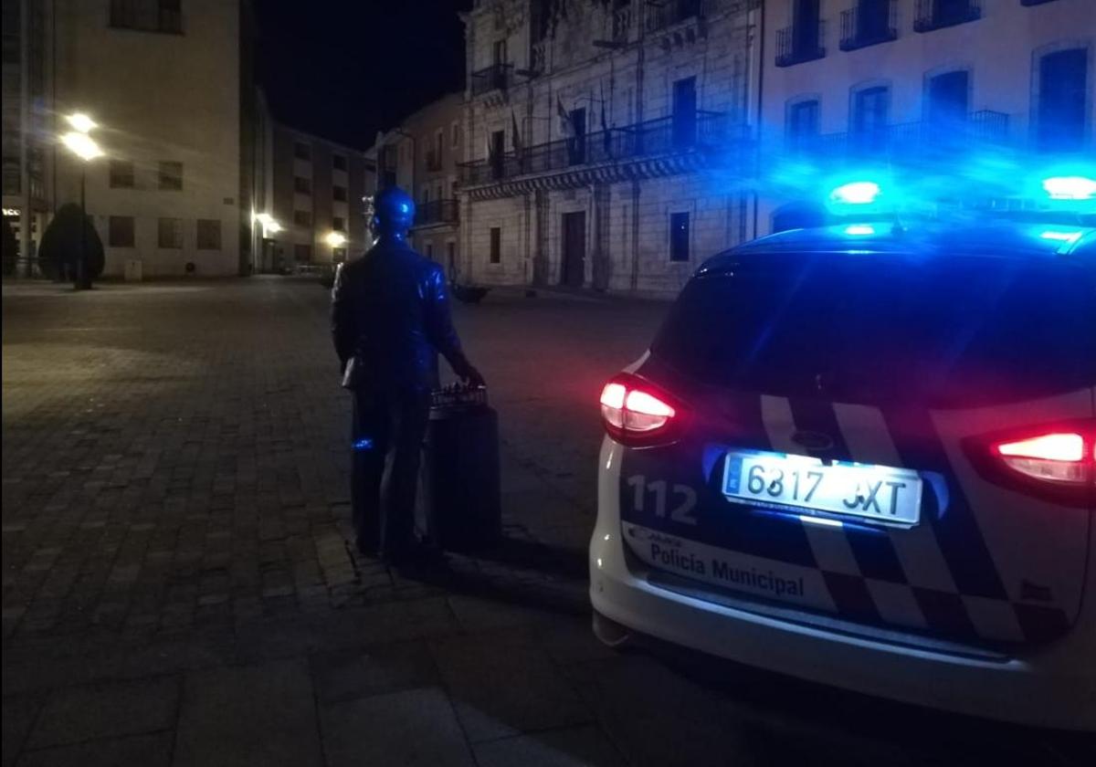 Una patrulla de la Policía Municipal en el Plaza del Ayuntamiento de Ponferrada.