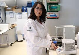 La química María García en el laboratorio desarrollando su proyecto en Bind Ethics.