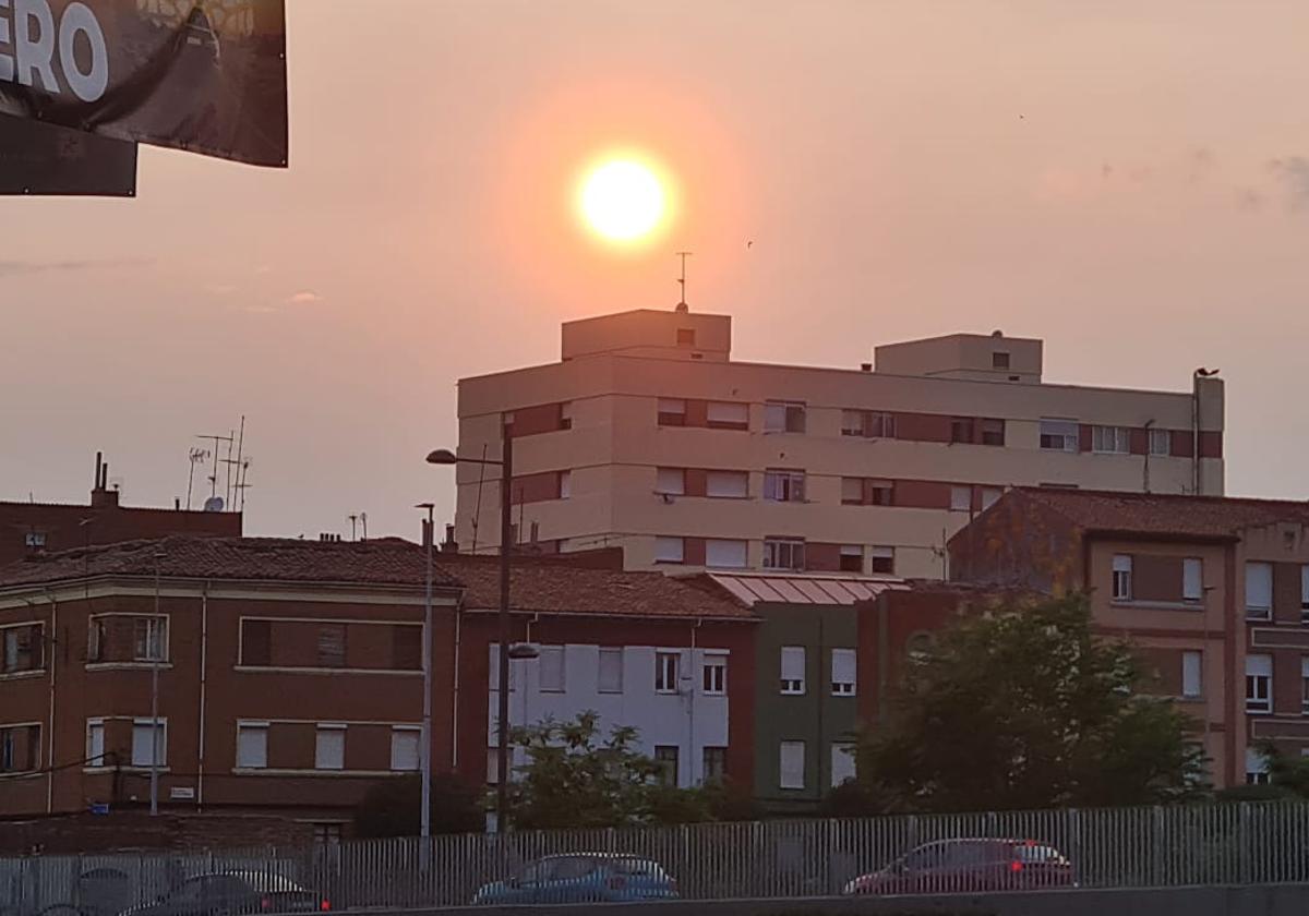 El sol, difuminado, tras una neblina que contenía partículas de humo llegadas desde Canadá.