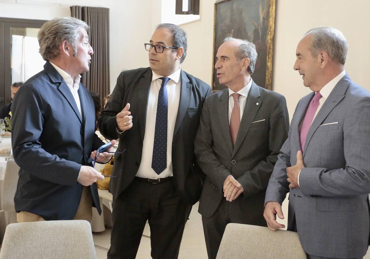 El Comisionado del Gobierno para el Corredor Atlántico, José Antonio Sebastián, visitó el pasado martes León para reunirse con el Consejo Asesor y la Junta Directiva de la Federación Leonesa de Empresarios