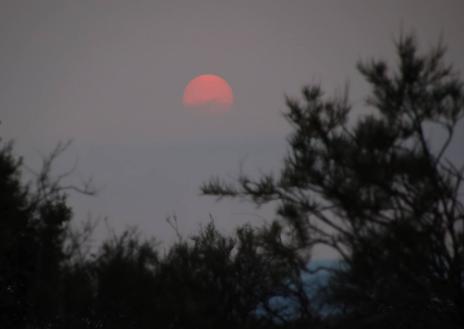 Imagen secundaria 1 - Espectacular puesta de sol en León provocada por el humo de los incendios de Canadá.