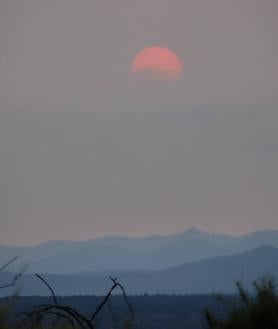 Imagen secundaria 2 - Espectacular puesta de sol en León provocada por el humo de los incendios de Canadá.