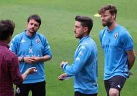 Israel Martínez, segundo por la derecha, dirige el entrenamiento de la Cultural y Deportiva Leonesa en el Reino de León