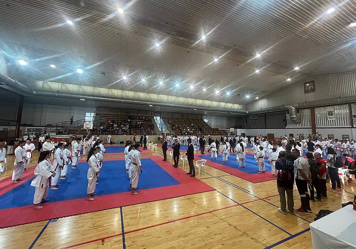 El kárate reúne a casi 600 deportistas en La Bañeza