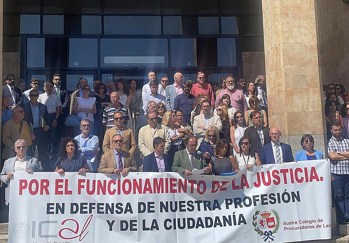 Concentración frente a los Juzgados de León.