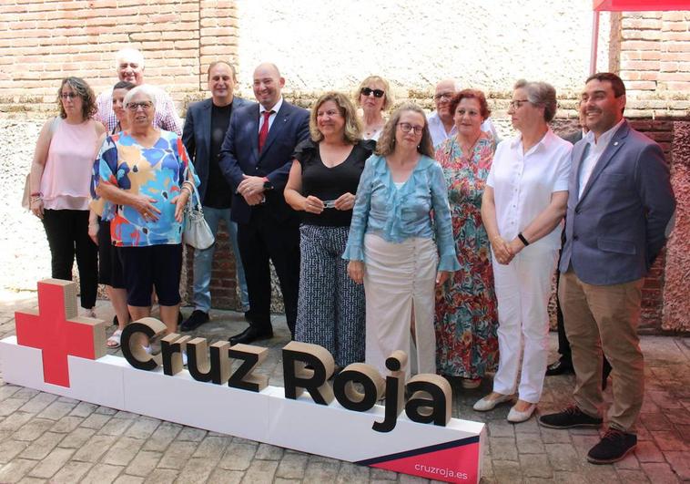 Los nuevos presidentes comarcales de Cruz Roja León en el acto de presentación.