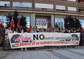 Decenas de empleados de Renfe se concentraron frente a las oficinas de la empresa en la calle Astorga de León.