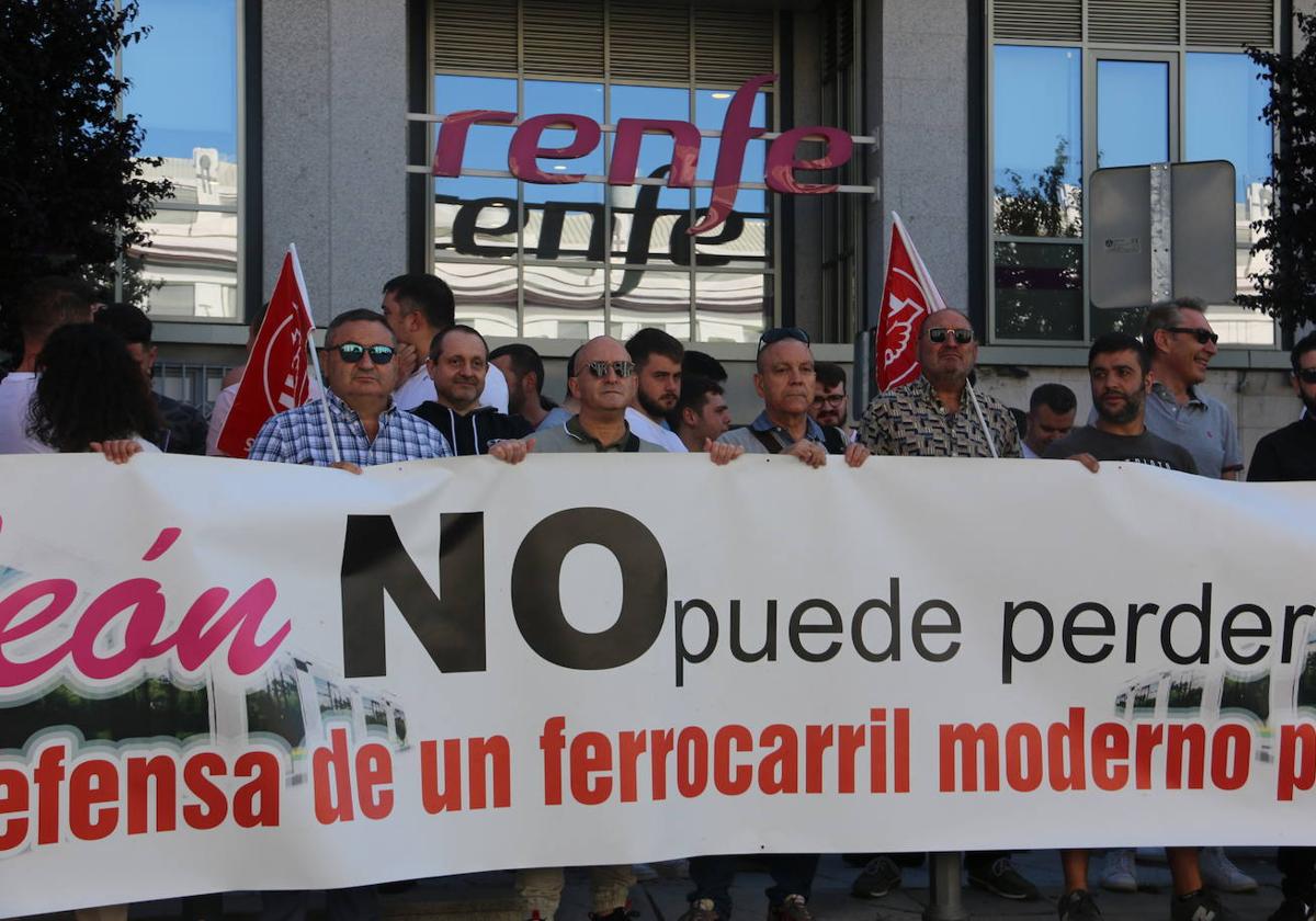 Decenas de empleados de Renfe se concentraron frente a las oficinas de la empresa en la calle Astorga de León.