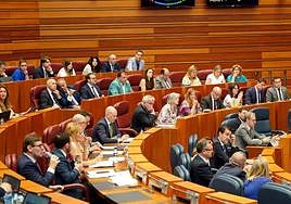La procuradora socialista Laura Pelegrina coloca una camiseta del 'orgullo' sobre su asiento durante la segunda sesión del pleno de las Cortes de Castilla y León.