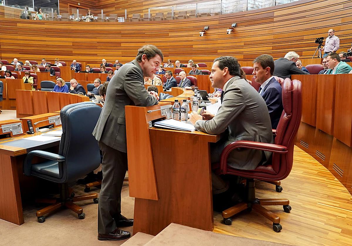 El presidente de la Junta durante el pleno de las Cortes.