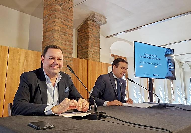 José María Viejo del Pozo, director general de FUNDOS y Raúl Fernández Sobrino, director del Museo Casa Botines Gaudí durante la presentación del programación de actividades culturales para los meses de julio y agosto.
