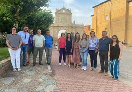 Javier Santiago arropado por los alcaldes de los municipios de la zona.