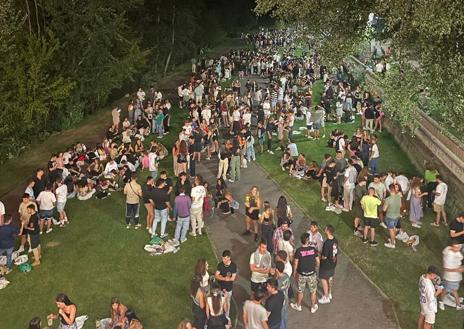 Imagen secundaria 1 - San Pedro también trae resaca a León: trece toneladas de basura tras la noche de fiesta