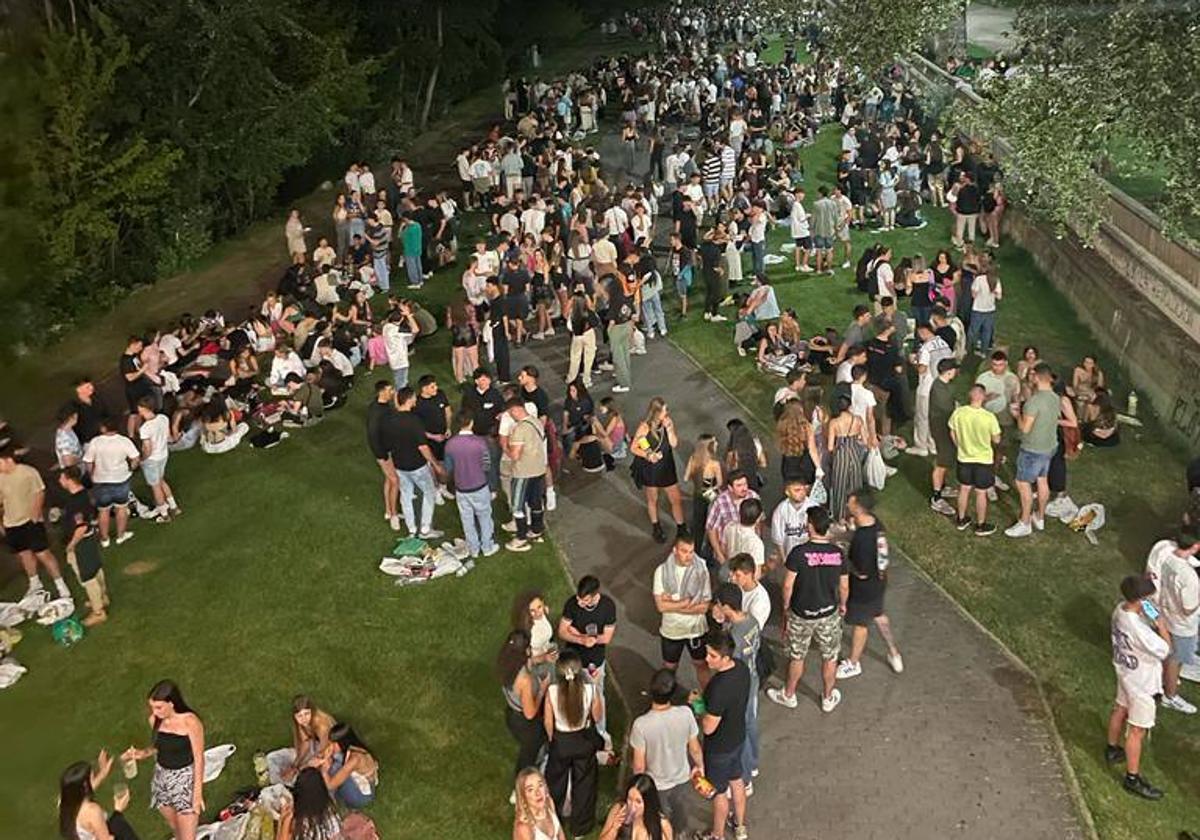 Botellón a orillas del Bernesga durante la noche de San Pedro.