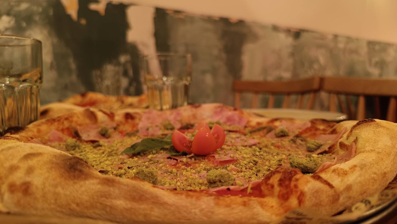 La Camorra ofrece una gran variedad de pizzas.