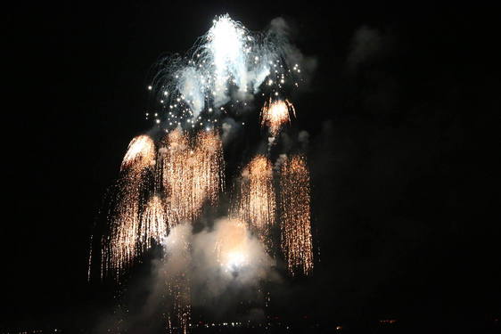 Los fuegos artificiales llenaron el cielo de León