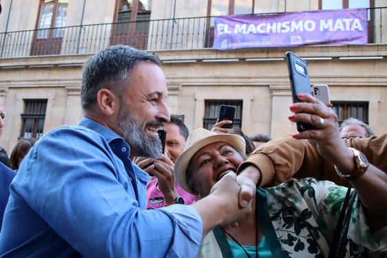 Santiago Abascal saludo a todas las personas que le esperaban a su llegada.