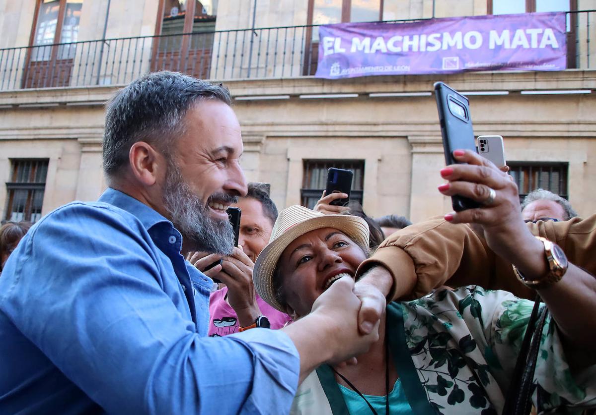 Santiago Abascal saludo a todas las personas que le esperaban a su llegada.