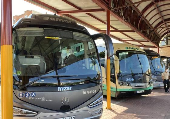 Imagen de archivo de unos autobuses en una estación.