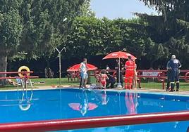 Sanitarios atienden al varón indispuesto en la piscina municipal de La Bañeza.