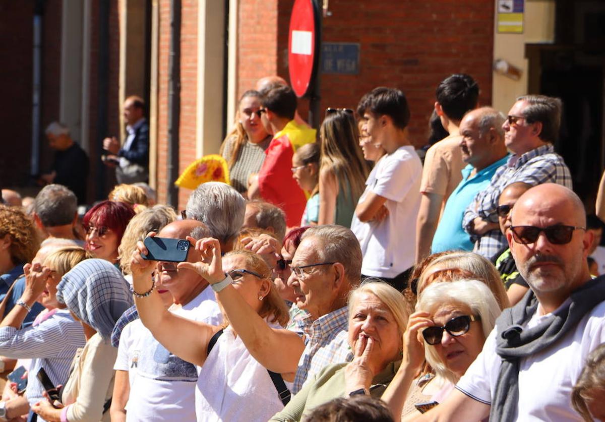 Imagen de multitud de leoneses esperando la llegada del rey.