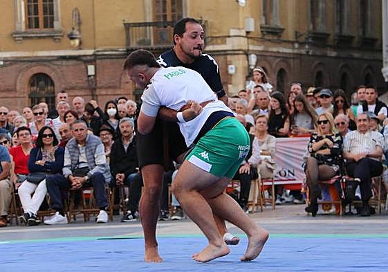 El boxeo y la lucha leonesa protagoniza el fin de fiestas de San Juan y San Pedro