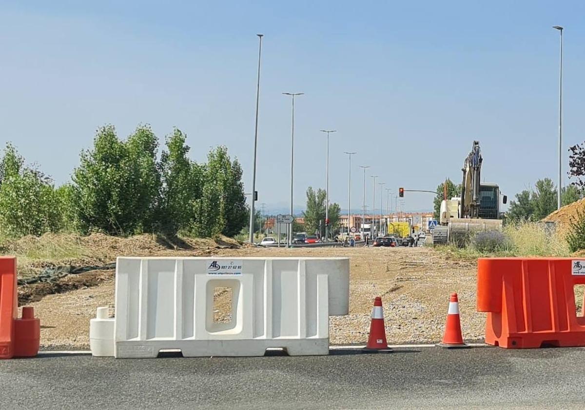 Imagen del carril interior que se está abriendo en el centro de la rotonda de Hospitales.