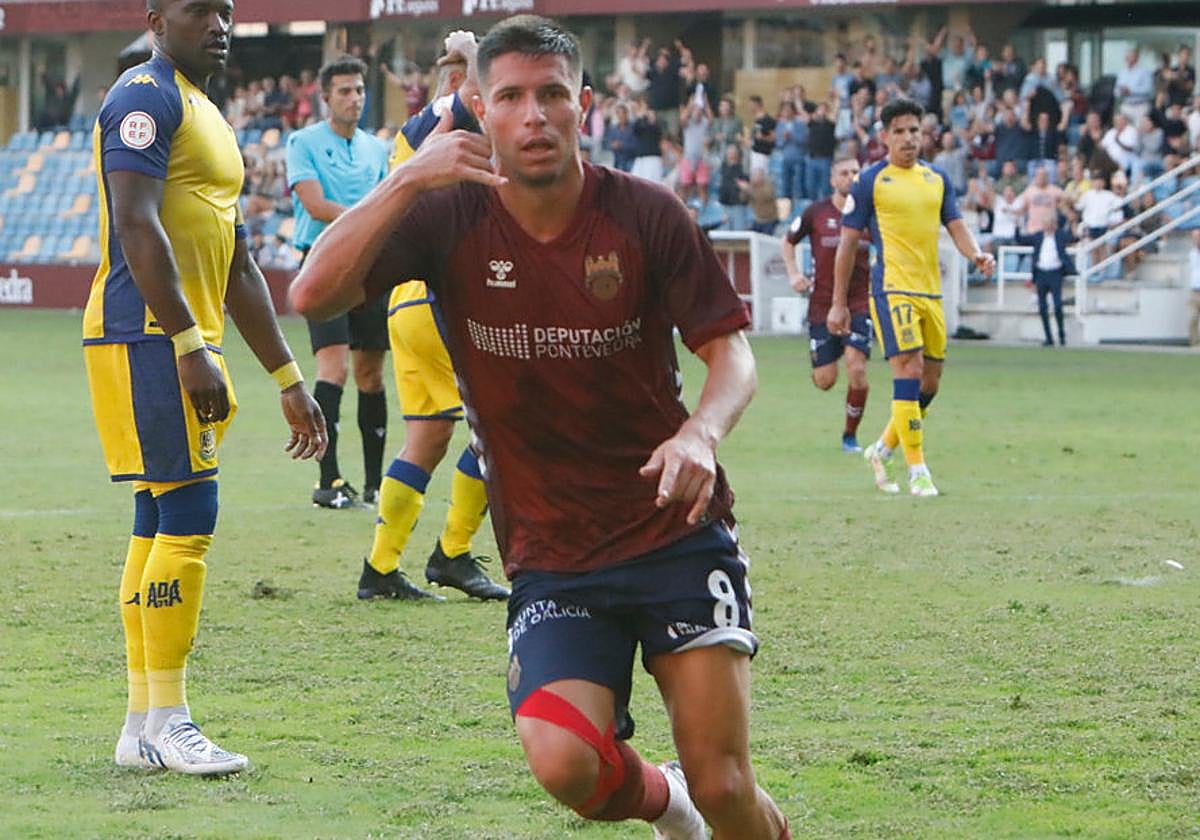 Brais Abelenda celebra un gol con el Pontevedra.