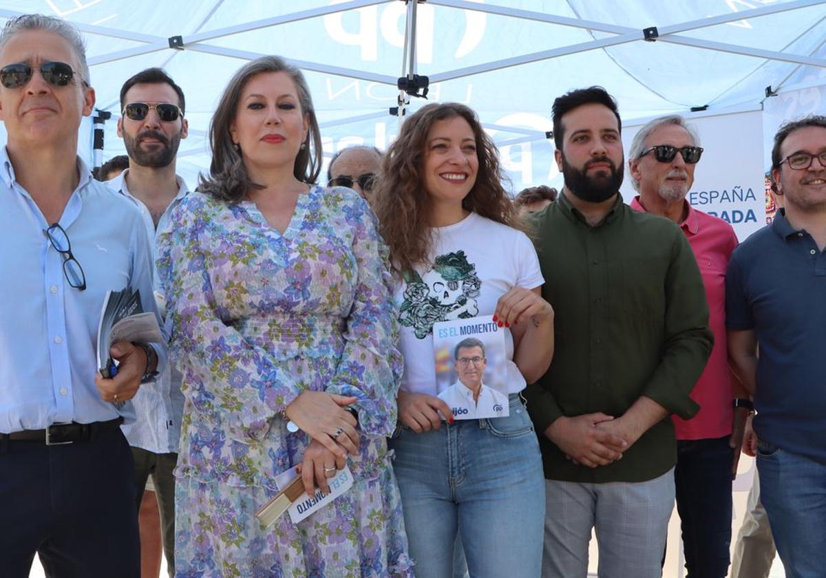 Ester Muñoz, presidenta del PP de León y candidata al Congreso de los Diputados, en la carpa informativa colocada este domingo por el partido en el Rastro de León.