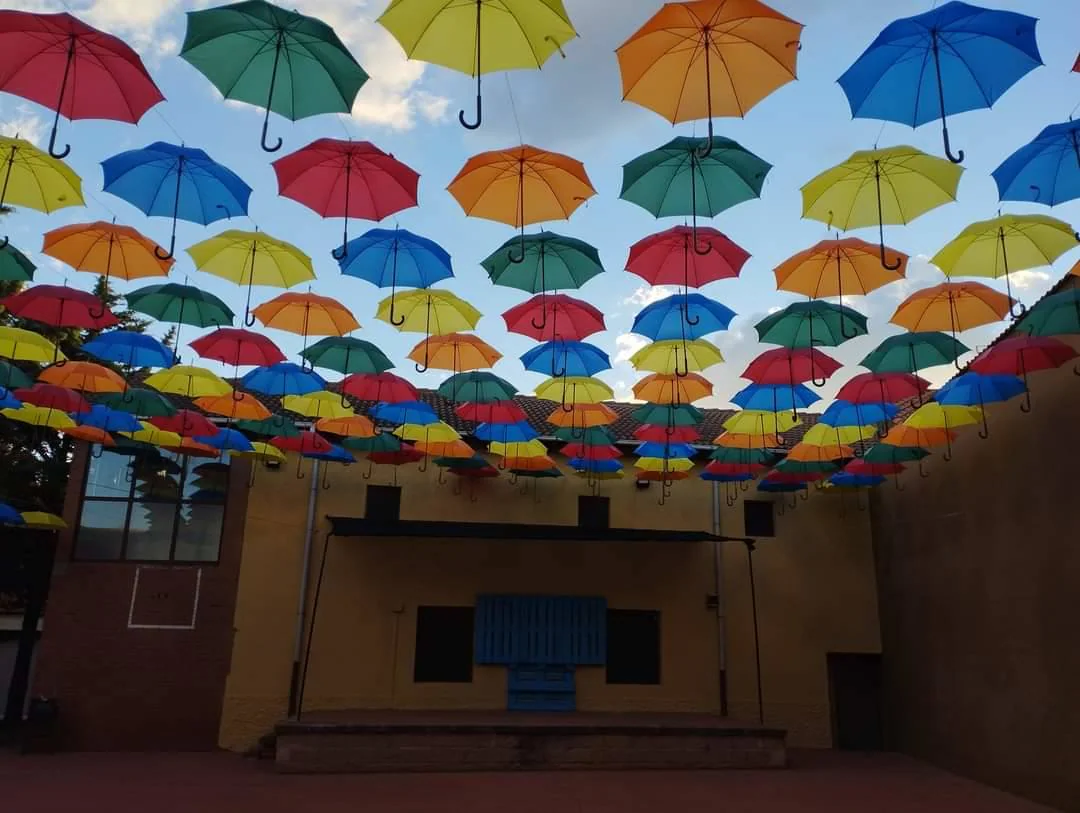 Imagen de la Plaza de Casa de Cultura cubierta con los paraguas de colores.