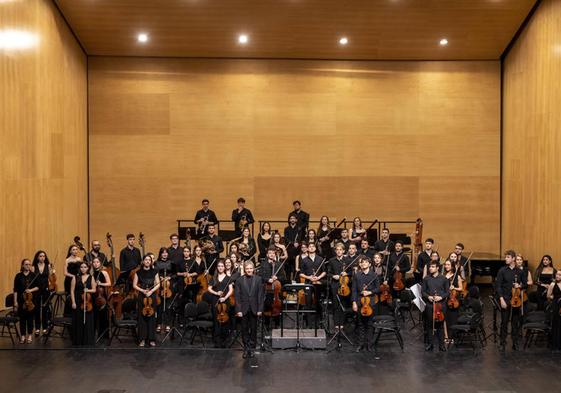 Imagen de los componentes de la sinfónica encargada del concierto en la Iglesia de San Nicolás.