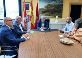 Reunión del delegado de la Junta y el alcalde de Villasabariego.