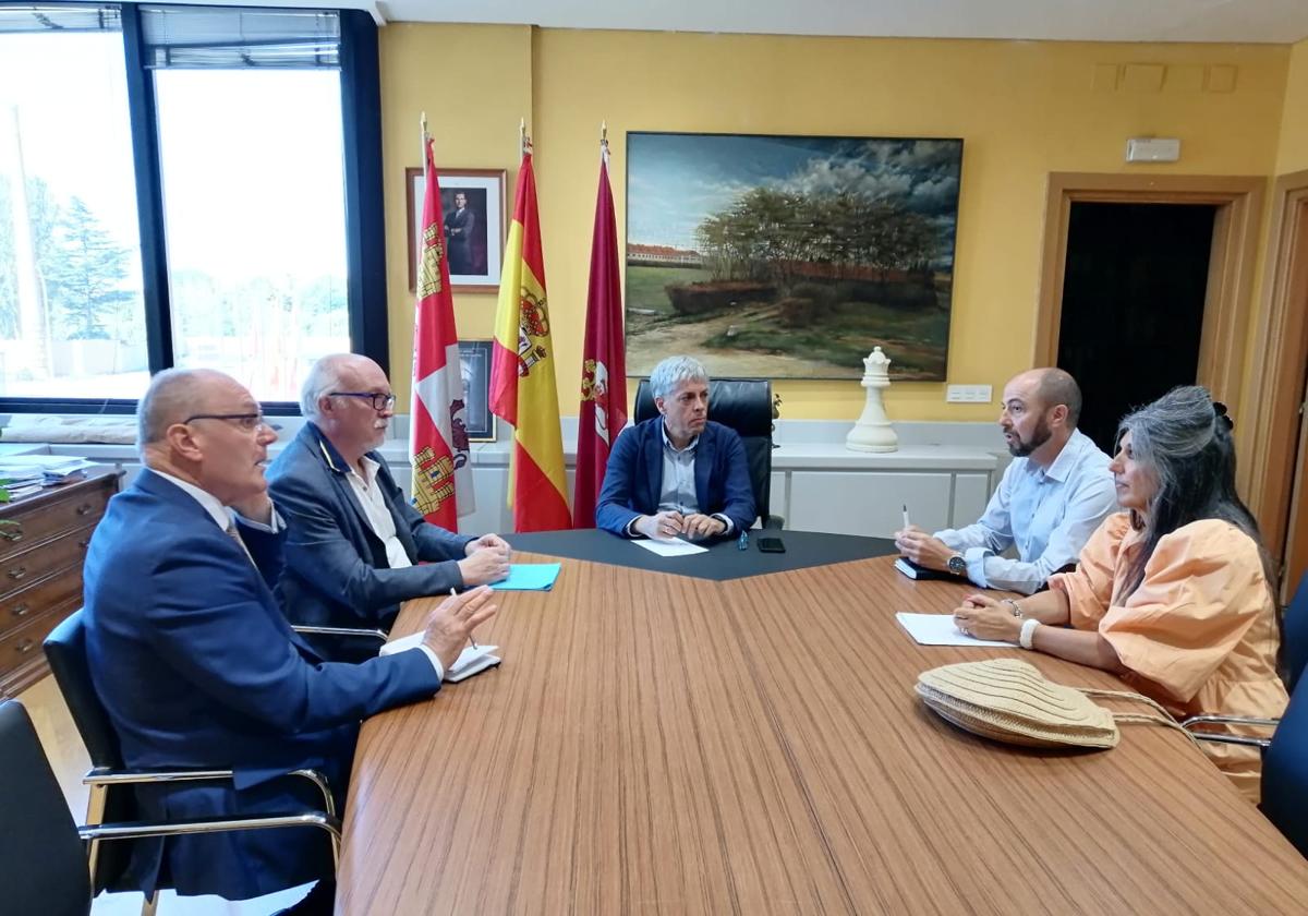 Reunión del delegado de la Junta y el alcalde de Villasabariego.