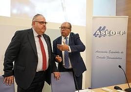 El consejero de Sanidad, Alejandro Vázquez, y el presidente de ASEDEF, Mariano Avilés Muñoz, inauguran una jornada sobre la innovación en el sistema sanitario de Castilla y León