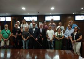 El alcalde de Ponferrada junto a los nuevos presidentes de las juntas vecinales del municipio.