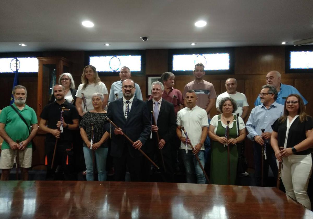 El alcalde de Ponferrada junto a los nuevos presidentes de las juntas vecinales del municipio.