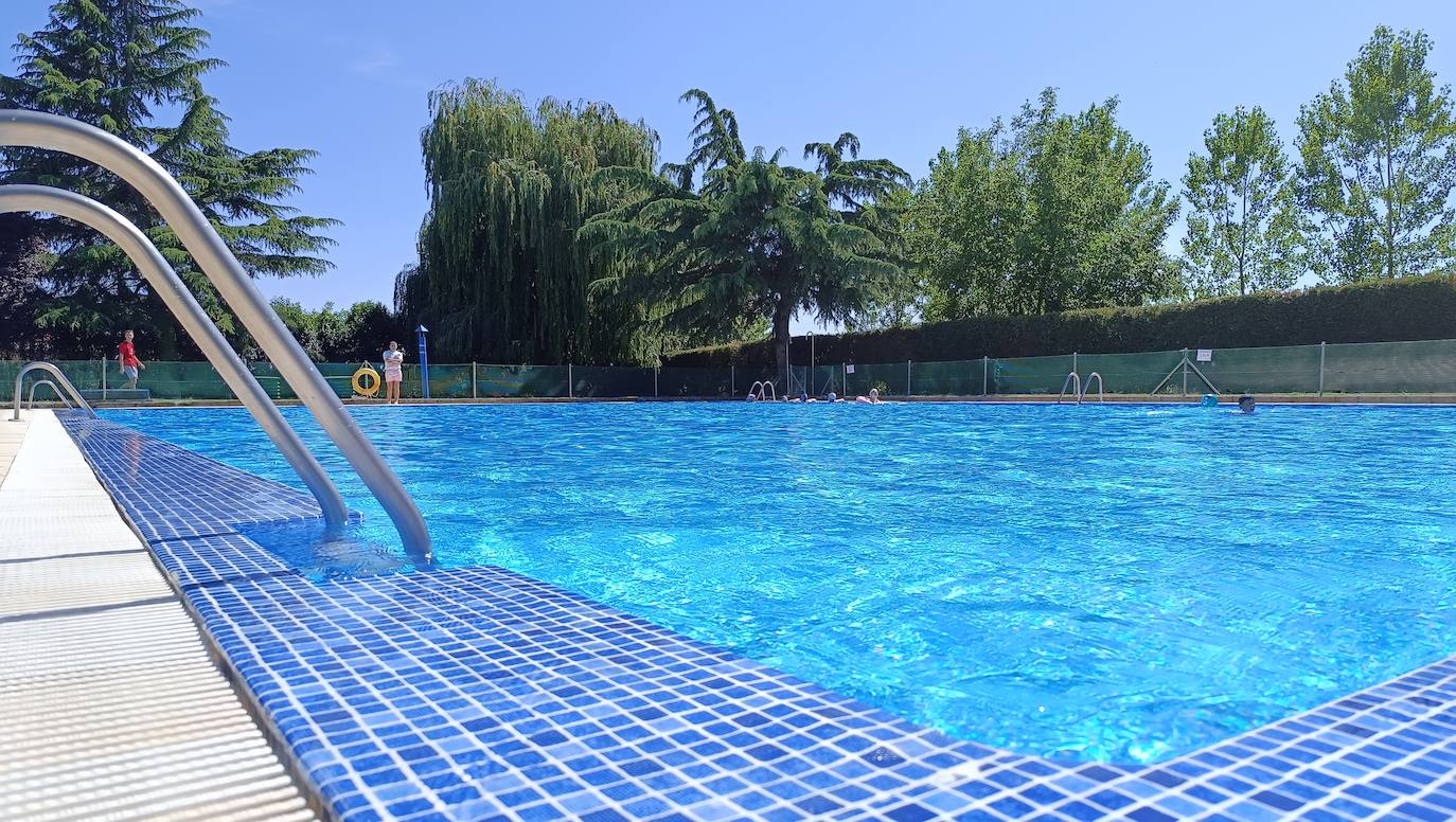El remedio contra el calor está en las piscinas de Laguna de Negrillos