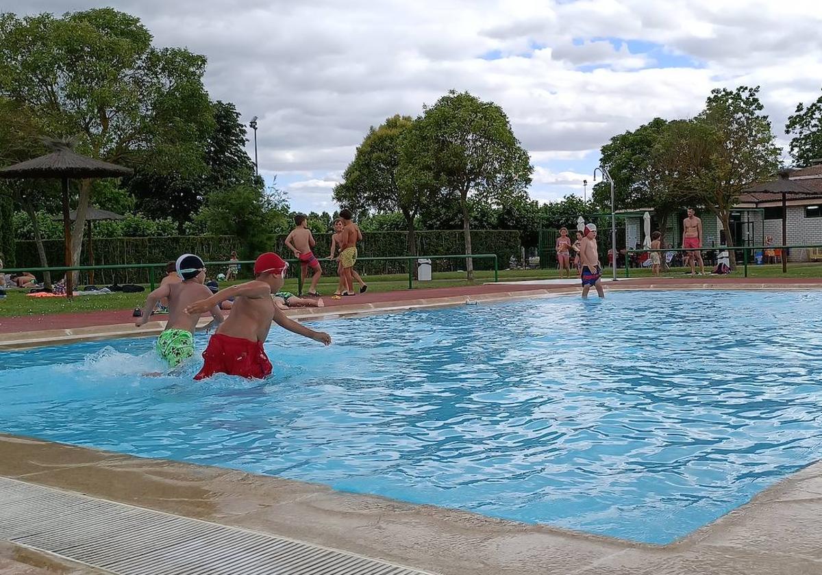 Piscina de Villoria de Órbigo en la localidad de Veguellina