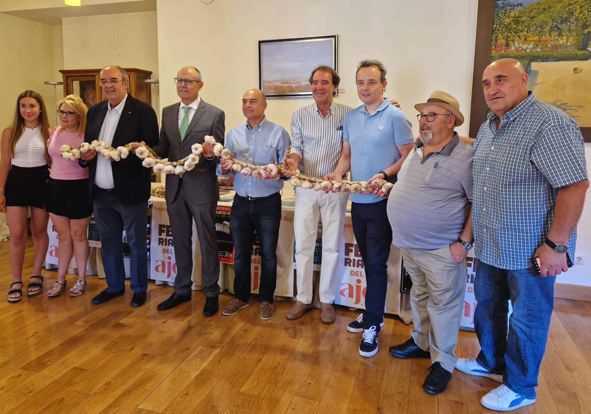 El director del Hotel de la Real Colegiata, Alberto Martínez, el alcalde de Santa Marina del Rey, Francisco Javier Álvarez, junto a productores y organizadores de la Feria del Ajo en la presentación de una nueva edicción. 