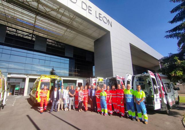 El delegado de la Junta en León junto a los responsables de las nuevas ambulancias.
