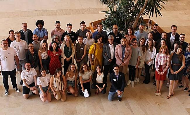 Foto de familia del certamen, con el rector de la ULE.