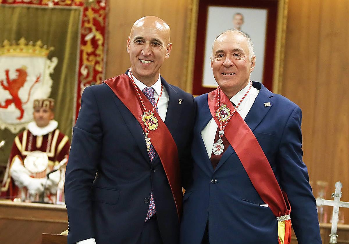José Antonio Diez y Eduardo López Sendino en el pleno de constitución del Ayuntamiento.